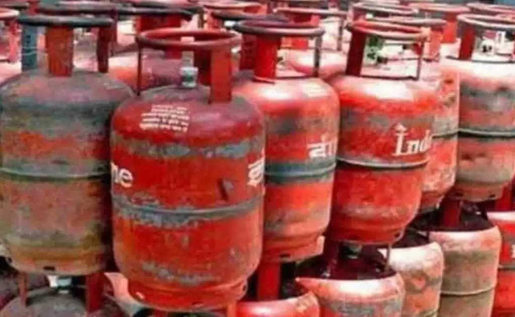 LPG Gas Price: नए साल से पहले सरकार ने गरीब परिवारों को दिया बड़ा तोहफा, बस इतने में मिलेगा गैस सिलेंडर