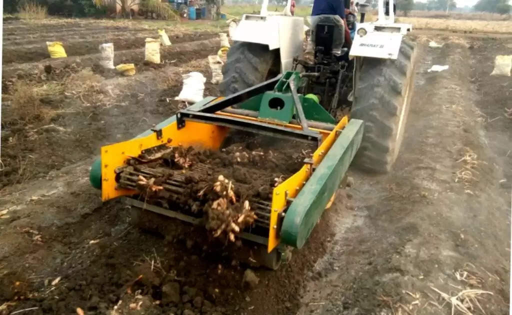 Turmeric Harvester Machine: किसान ने बनाया देसी जुगाड़ से हल्दी हारवेस्टर, कुछ एक घंटे में ही होगी एक एकड़ फसल की खुदाई
